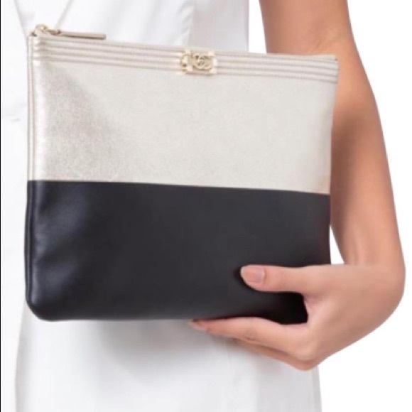 Chanel
Bicolor Boy O Case Clutch Metallic Goatskin and Calfskin Medium - Picture 7 of 7